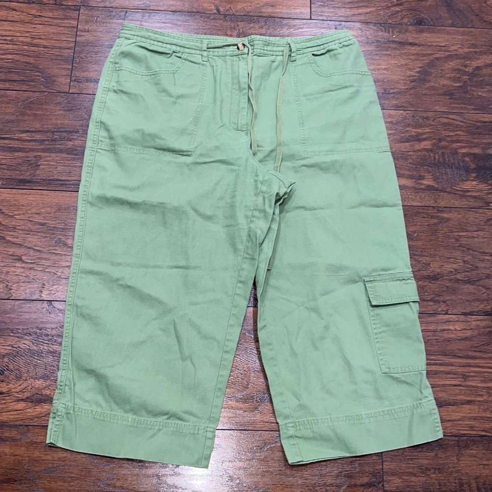 Christopher & Banks green capris cargo style size 14 EUC!